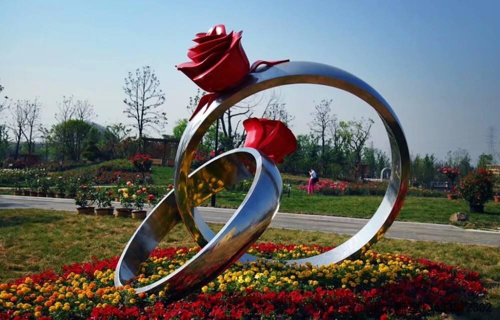 不銹鋼雕塑的特點(diǎn)有哪些？如何進(jìn)行設(shè)計(jì)制作？
